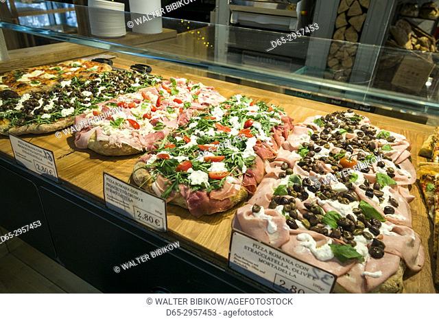 Germany, Bavaria, Munich, Schrannenhalle Food Hall with newly opened Eataly Food Market, pizzas