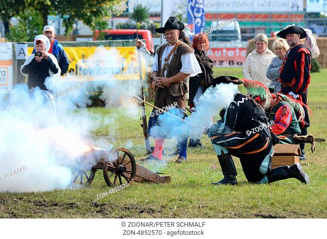 Traditions- und Schützenvereine präsentieren historische Kanonen bei der Kaltblutschau Titanen der Rennbahn