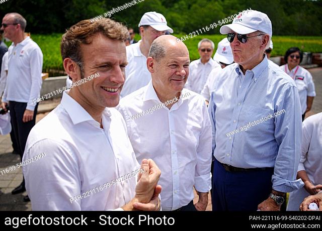 16 November 2022, Indonesia, Nusa Dua/Bali: Emmanuel Macron (fl), President of France, German Chancellor Olaf Scholz (SPD), and Joe Biden