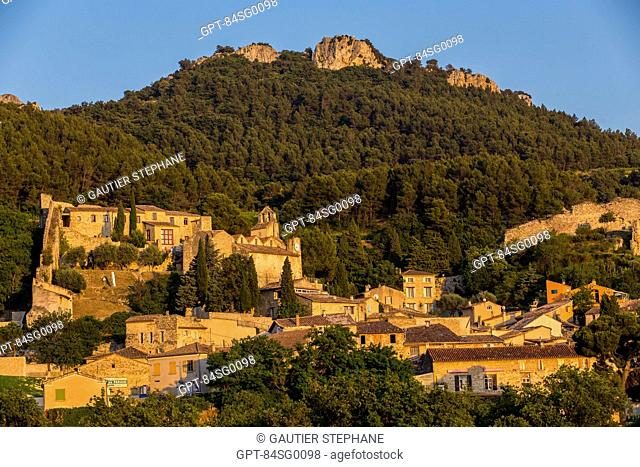 VILLAGE AND VINEYARDS OF GIGONDAS AT THE FOOT OF THE DENTELLES DE MONTMIRAIL, VAUCLUSE (84), FRANCE