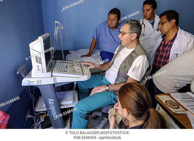 Training session to operate ultrasound machine in the health center, San Bartolomé Jocotenango, municipio del departamento de Quiché, Guatemala, America Central