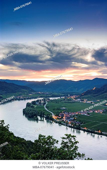 DÃ¼rnstein, bend of river Donau (Danube), DÃ¼rnstein castle, villages DÃ¼rnstein and Oberloiben, vineyards, cruise ship in Wachau, Lower Austria, Austria