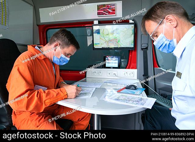 08 July 2021, Bavaria, Giebelstadt: Andreas Carmanns from the Veterinary Office of the Erding District Office (l) sits with Jürgen Schemmel (r)