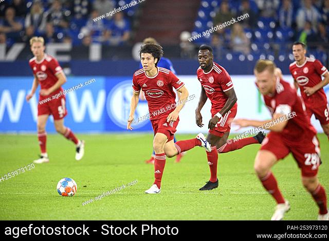 Ao TANAKA (D) action, r. Khaled NAREY (D) Soccer 2nd Bundesliga, 5th matchday, FC Schalke 04 (GE) - Fortuna Dusseldorf (D) 3: 1