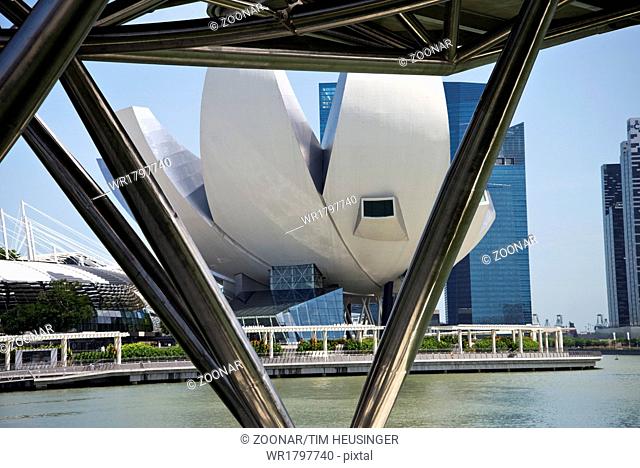 Double Helix Bridge and ArtScience Museum, Singapo