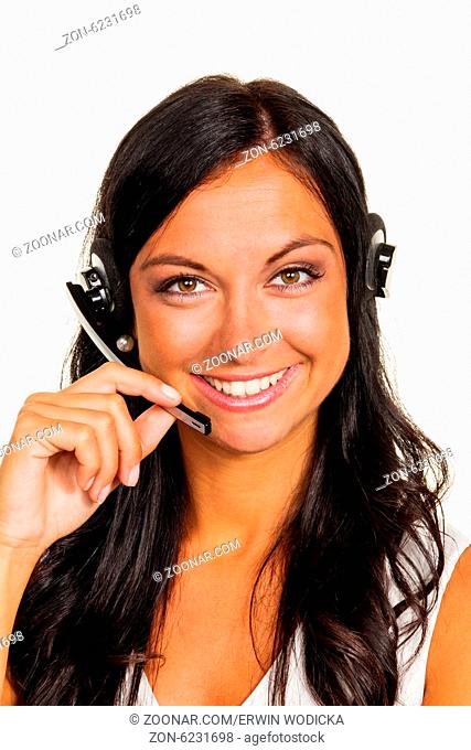 Eine junge Frau in einem Kundencenter telefoniert mit Kunden mit einem Headset