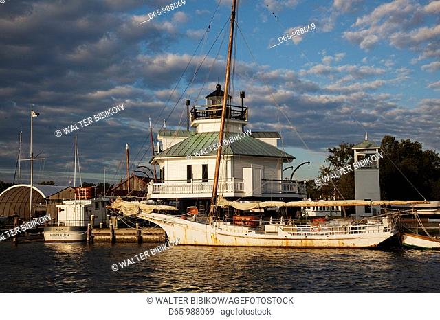 USA, Maryland, Eastern Shore of Chesapeake Bay, St  Michaels, Chesapeake Bay Maritime Museum, Hooper Straight screw-pile Lighthouse, morning