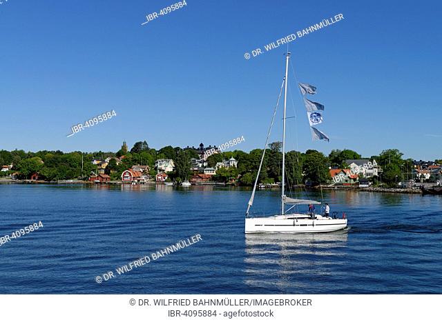 Sailboat off Vaxholm, Vaxön, Stockholm archipelago, Stockholms skärgård, near Stockholm, Sweden
