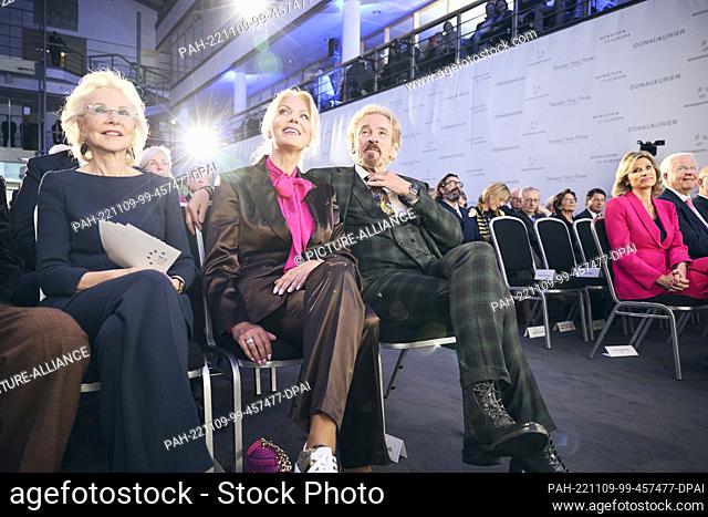 09 November 2022, Bavaria, Passau: Angelika Diekmann (l), publisher of the Passauer Neue Presse (PNP), Thomas Gottschalk with his girlfriend Karina Mroß sit in...