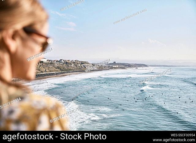 Woman looking at sea on sunny day