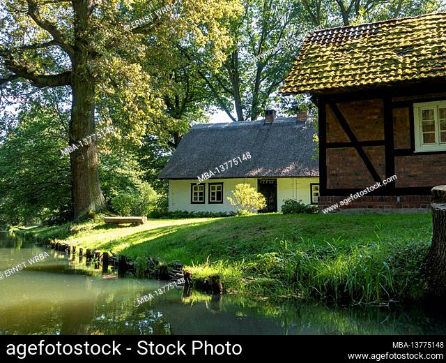 Houses on the canal, Leipe, Innerer Spreewald near Lübbenau, Biosphere Reserve, Brandenburg, Germany
