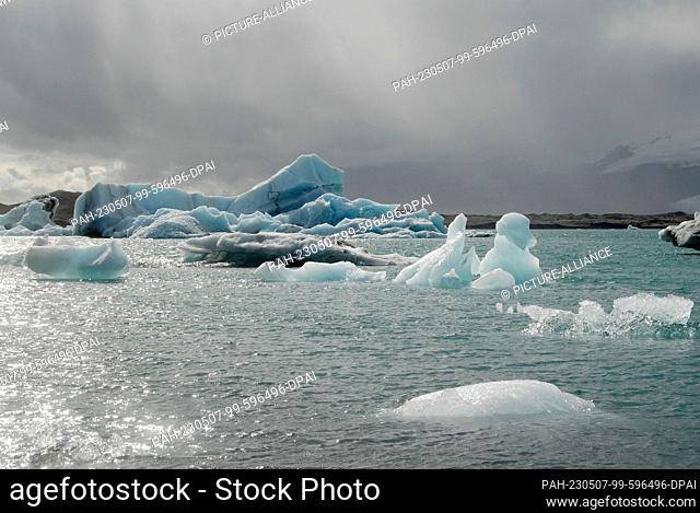 11 August 2022, Iceland, Jökulsarlon: Floating icebergs are found in the Jökulsárlón lagoon, in southeastern Iceland. The ice chunks come from the...
