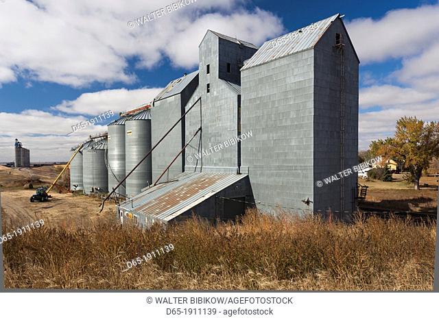 USA, North Dakota, Sterling, grain elevator