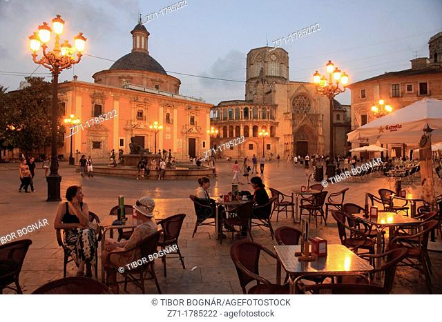 Spain, Valencia, Plaza de la Virgen, Cathedral, Nuestra Senora de los Desamparados, night