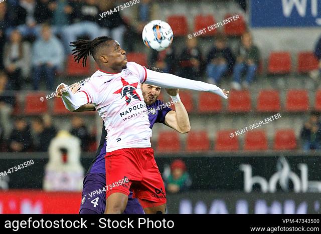 Anderlecht's Wesley Hoedt and Essevee's Offor Chinonso fight for the ball during a soccer match between SV Zulte Waregem and RSC Anderlecht