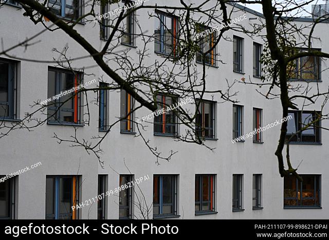 04 November 2021, Hessen, Kassel: View of the main building of the Vitos Children's and Youth Mental Health Clinic in Kassel. Photo: Swen Pförtner/dpa