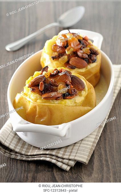 Baked apples with raisins and almonds