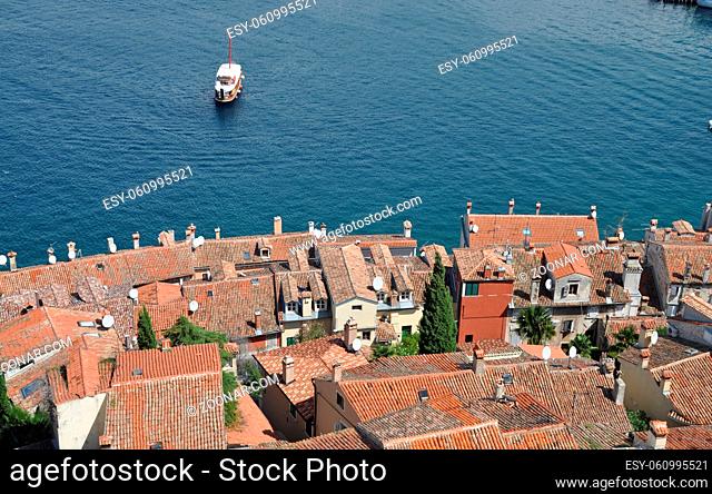 Rovinj, Istrien, kroatien, meer, mittelmeer, wasser, tourismus, boot, schiff, landschaft, küste, haus, häuser, dach, dächer, stadt, aussicht, tiefblick