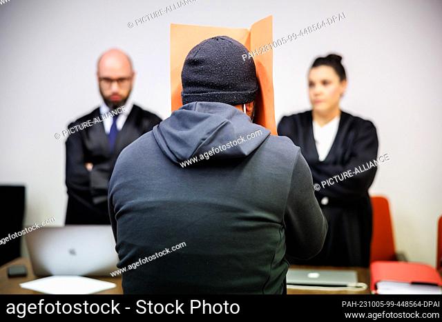 05 October 2023, Bavaria, Munich: The defendant (M) sits in front of his lawyers Francesca Rossiello-Bianco (r) and Deniz Aydin at the beginning of the trial in...