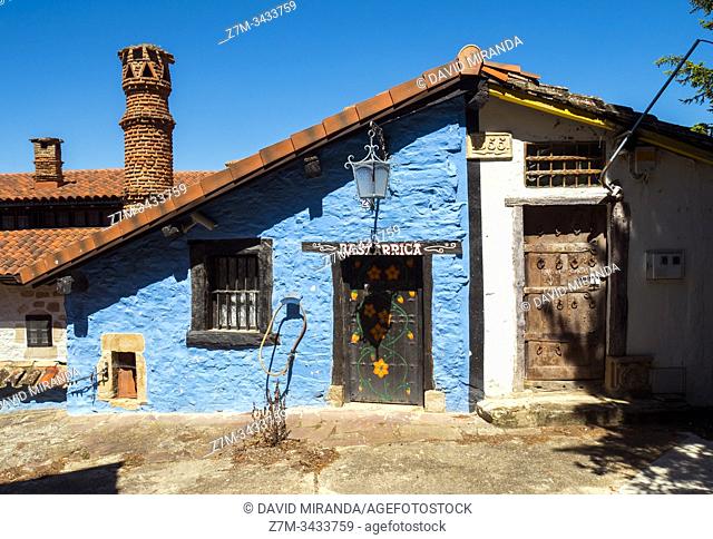 Casa tradicional con chimeneas. Cucho. Condado de Treviño. Burgos. Castilla León. España