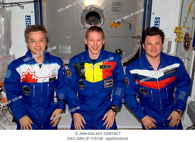 Canadian Space Agency astronaut Robert Thirsk (left), European Space Agency astronaut Frank De Winne and cosmonaut Roman Romanenko