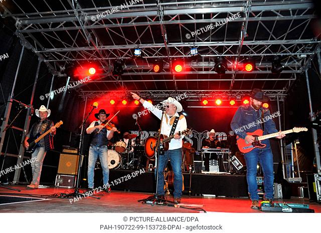 16 July 2019, Schleswig-Holstein, Heiligenhafen: TRUCK STOP - The Country Band from Waterkant on 16 July 2019 in Heiligenhafen at the Heiligenhafener...