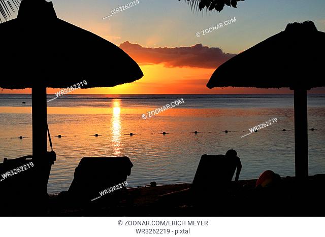 Sonnenuntergang an der Westküste von Mauritius, Indischer Ozean, Strand