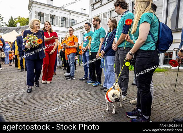 BAARN, NETHERLANDS - OCTUBRE 7: Princess Beatrix asiste al evento de recaudación de fondos Oranjepad en Palace Soestdijk el 7 de octubre de 2023 en Baarn