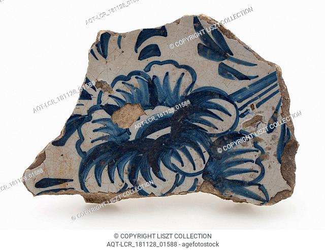 Fragment majolica dish, blue on white, -foglie decor with large flowers, plate crockery holder soil find ceramic earthenware glaze tin glaze lead glaze