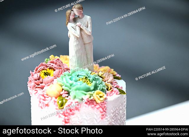 14 May 2022, Baden-Wuerttemberg, Friedrichshafen: A ""bride and groom"" stands as an example of a wedding cake in the West Foyer of the Friedrichshafen Trade...