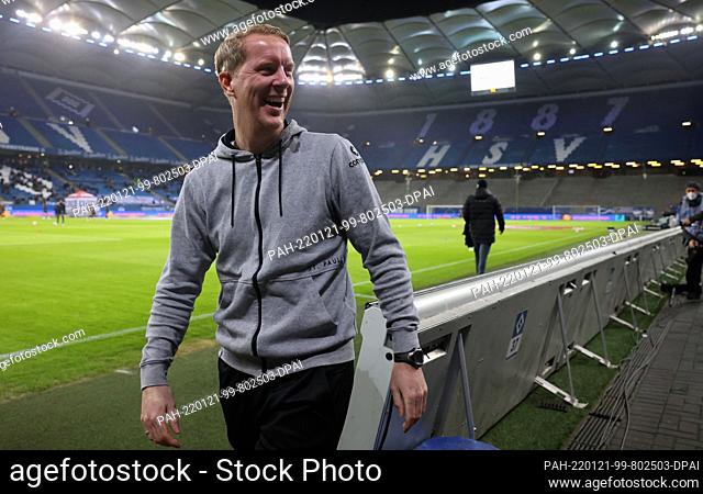 21 January 2022, Hamburg: Soccer, 2nd Bundesliga, Matchday 20, Hamburger SV - FC St. Pauli, Volksparkstadion: St. Pauli's coach Timo Schultz laughs in the...