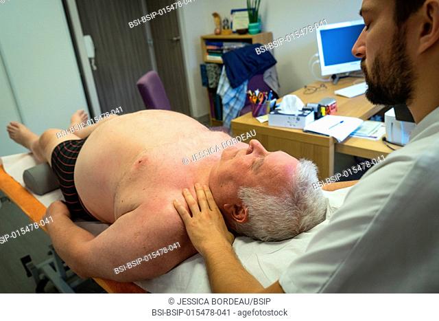 Osteopathy session for a 69-year old man suffering from pain in the lumbar belt and the shoulder girdle