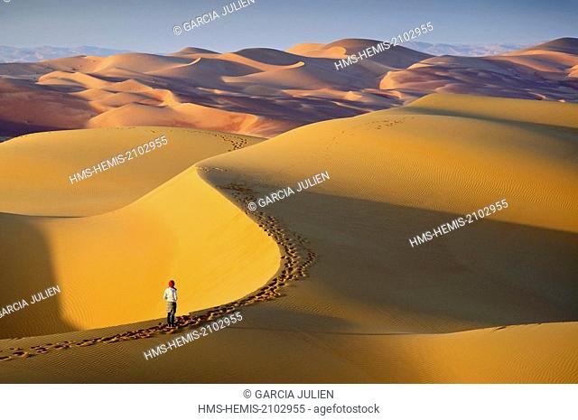 United Arab Emirates, Abu Dhabi, Liwa Oasis, Moreeb Hill, Tal Mireb, woman in the sand dunes of the Rub Al Khali desert (Empty Quarter)