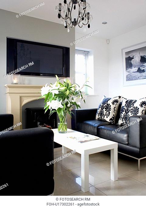Black Leather Sofas And Simple White, Coffee Tables With Black Leather Couch