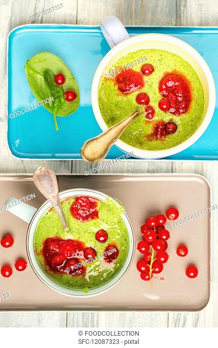 Kiwi, spinach & banana smoothie with redcurrants
