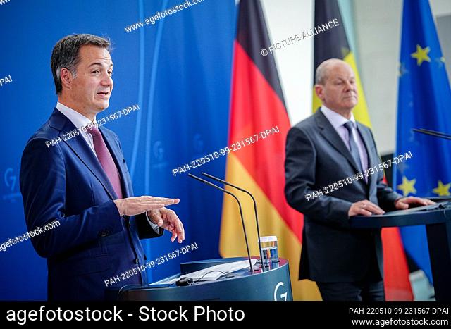 10 May 2022, Berlin: German Chancellor Olaf Scholz (r, SPD) and Alexander De Croo, Prime Minister of Belgium, hold a press conference at the Federal Chancellery