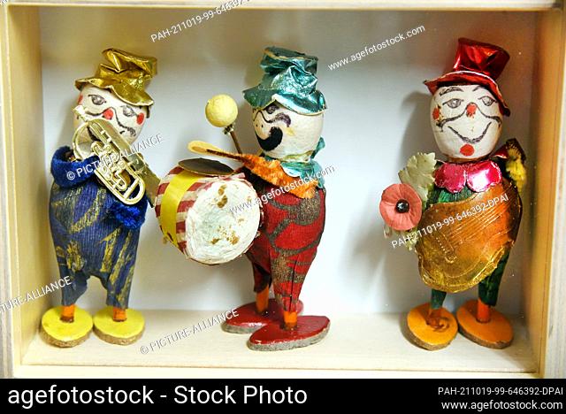 05 October 2021, Saxony, Leipzig: Handmade cloth clowns, which a mother from the Erzgebirge made as a Christmas present for her children in 1914, are among 25
