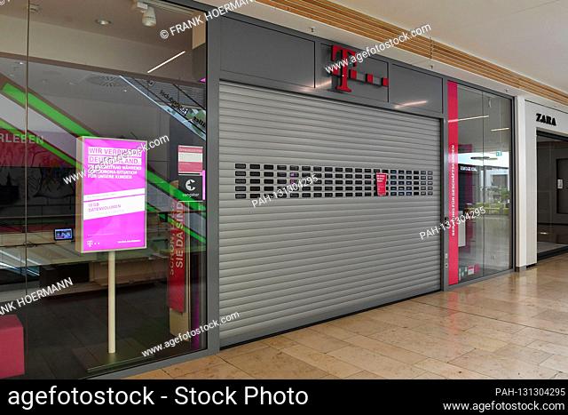Closed Telekom Shop, T-Punkt. Empty aisles - closed shops, shops, shops, closed shopping center due to corona pandemic, shopping center