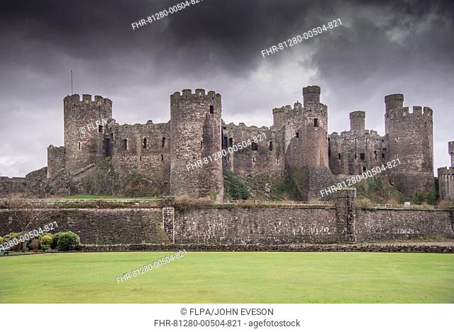 View of medieval castle ruins, Conwy Castle, Conwy, Clwyd, North Wales, December