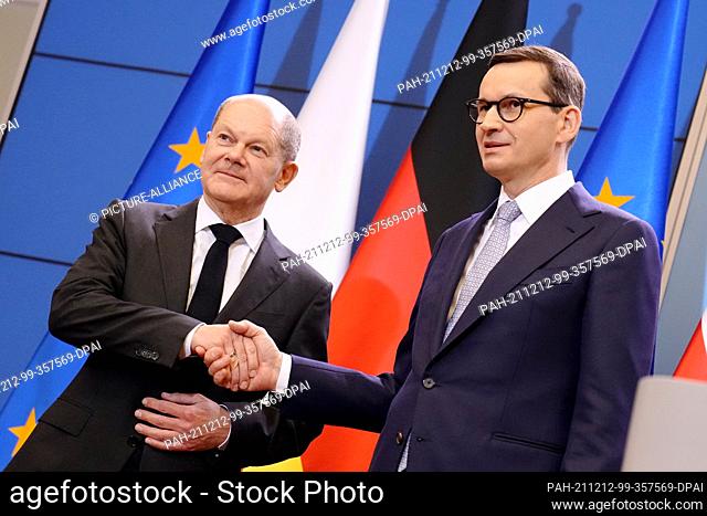 12 December 2021, Poland, Warschau: German Chancellor Olaf Scholz (l, SPD) and Mateusz Jakub Morawiecki, Prime Minister of Poland