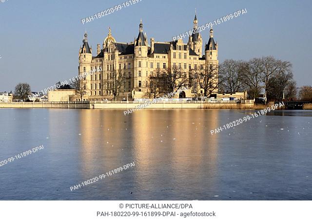 20 Febuary 2018, Germany, Schwerin: Lake Schwerin, in front of the castle, is covered in ice. Photo: Bernd Wüstneck/dpa-Zentralbild/dpa