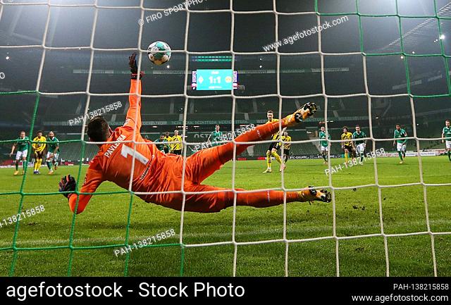 firo: 15.12.2020 Fuvuball, season 2020/21 1st Bundesliga: SV Werder Bremen - BVB, Borussia Dortmund MARCO REUS FIRST SHIFT THE PENALTY AGAINST Ji˜ôv? Pavlenka...