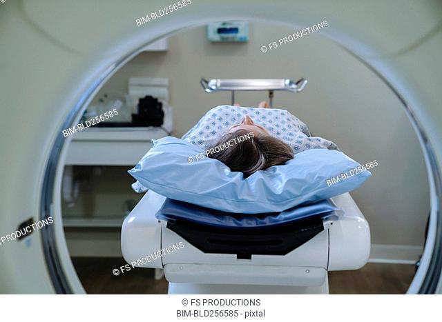 Paciente caucásico tendido sobre la mesa del escáner