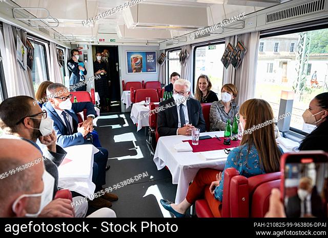 25 August 2021, Czech Republic, Usti Nad Labem (aussig): Federal President Frank-Walter Steinmeier and his wife Elke Büdenbender talk to fellow passengers from...