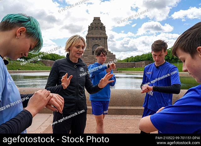 22 May 2021, Saxony, Leipzig: Olympic long jump champion Heike Drechsler trains youngsters from the Mitteldeutscher Rundfunk (MDR) cross-country documentary...