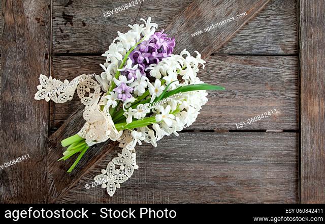 Kleiner Blumenstrauss aus frischen Hyazinthen auf rustikalem Hintergrund aus Holz