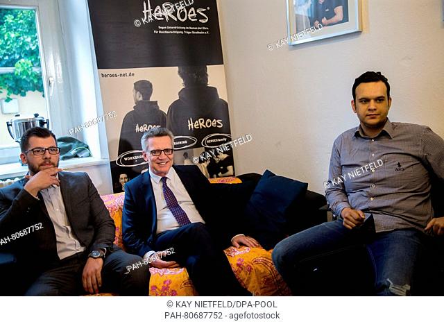 Interior Minister Thomas de Maiziere (CDU, M) chats with young men from the project 'Heroes'.in Berlin-Neukoelln, Germany, 25 May 2016