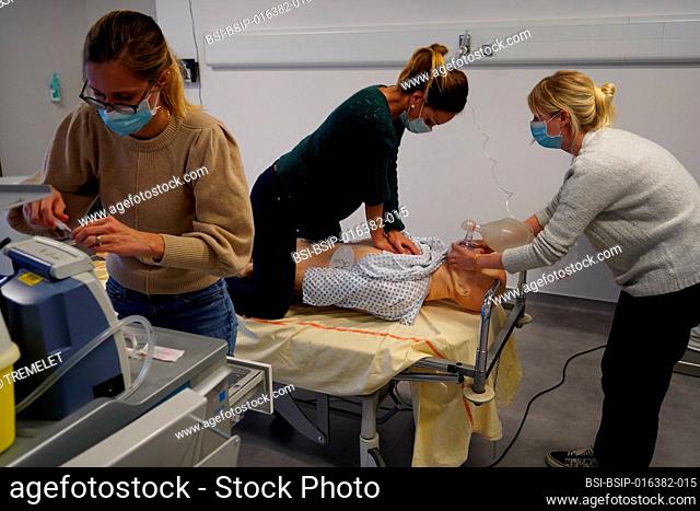 Resuscitation training on a dummy: cardiac massage and respiratory support. Various health professionals are trained in the evolution of practices