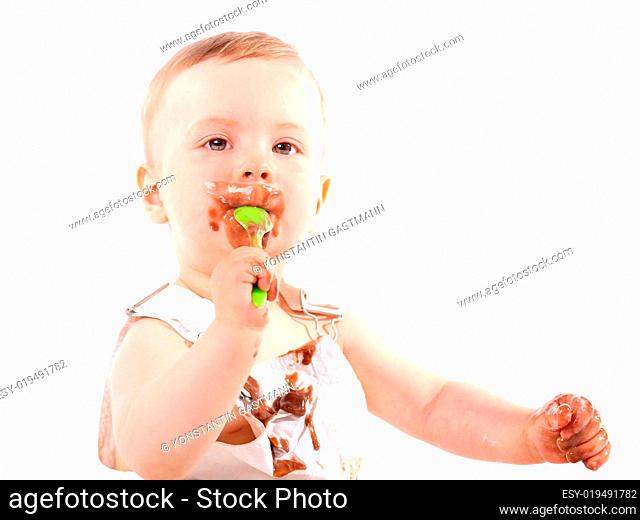 Baby beim Pudding essen