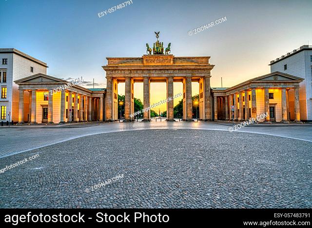 Das ikonische Brandenburger Tor in Berlin nach Sonnenuntergang